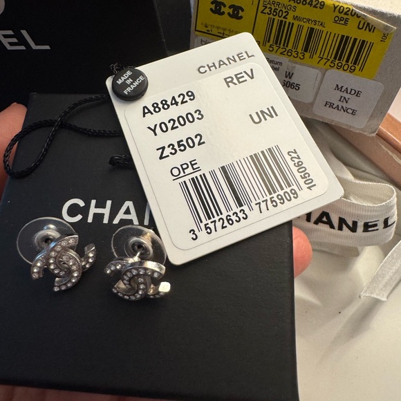 🖤CHANEL CC Crystal Stud Earrings 
In Excellent condition - Picture 6 of 7